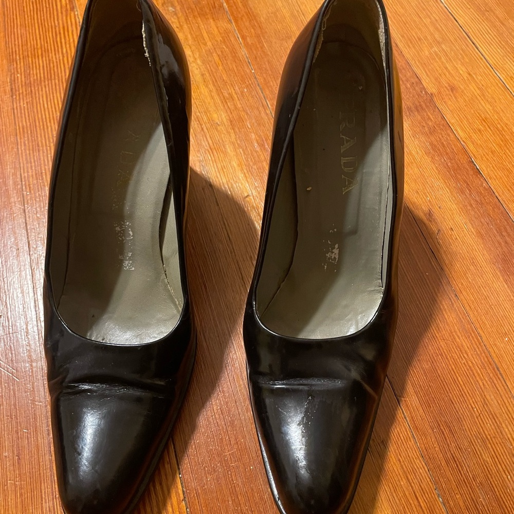 Prada rounded toe pumps Fly closet staple!